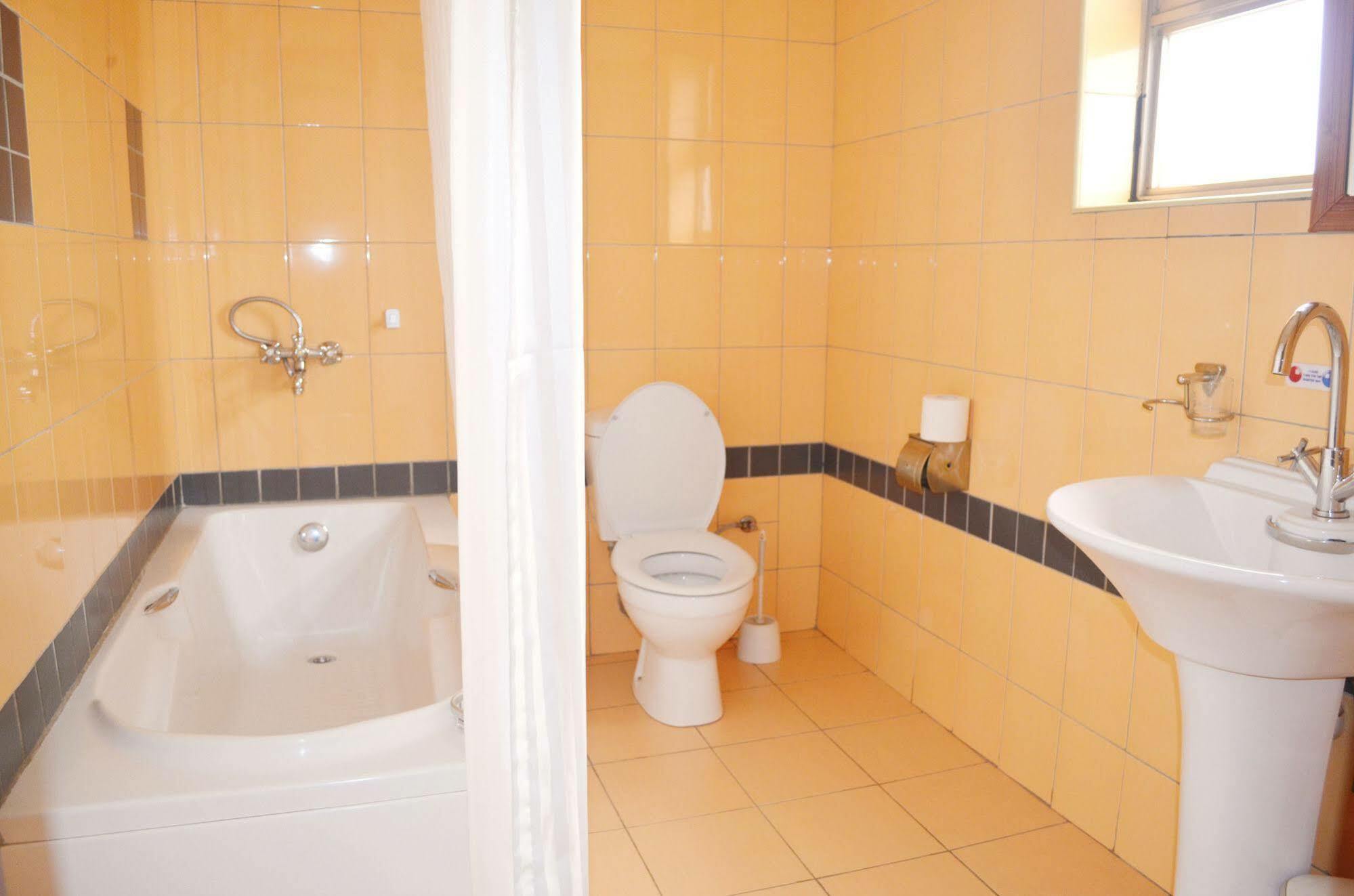 Hotel Triangle Kampala Eksteriør billede