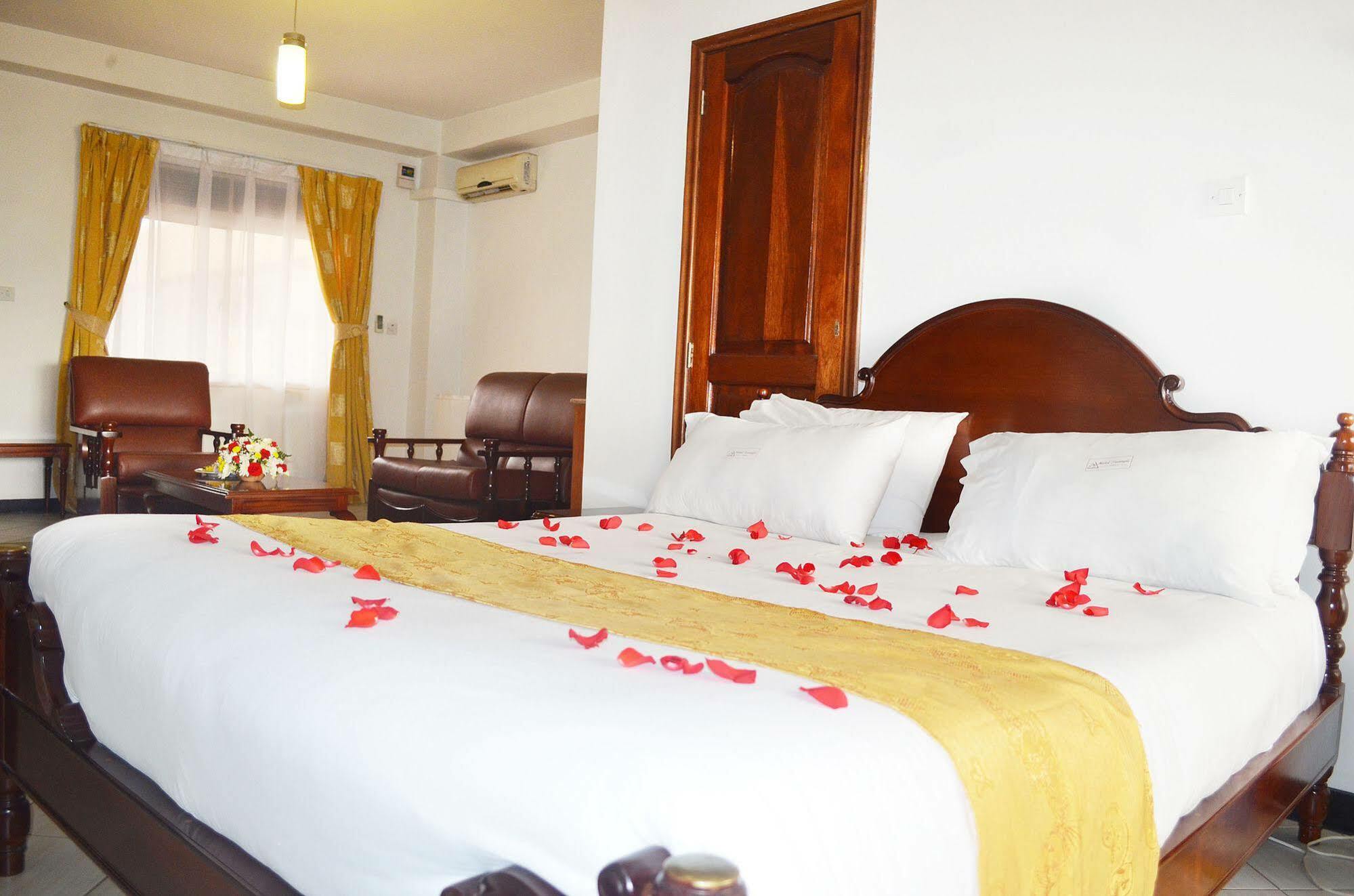 Hotel Triangle Kampala Eksteriør billede