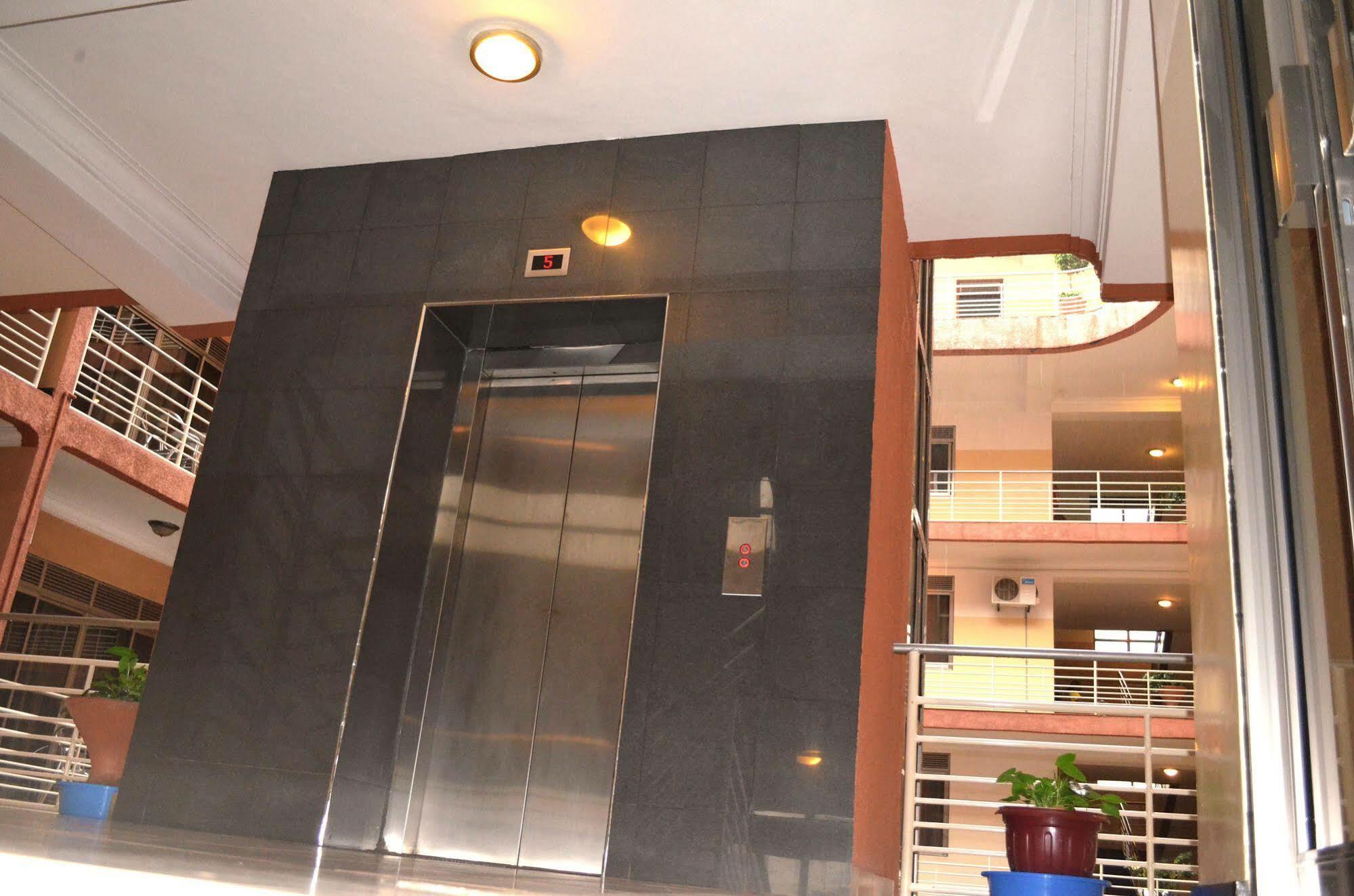 Hotel Triangle Kampala Eksteriør billede